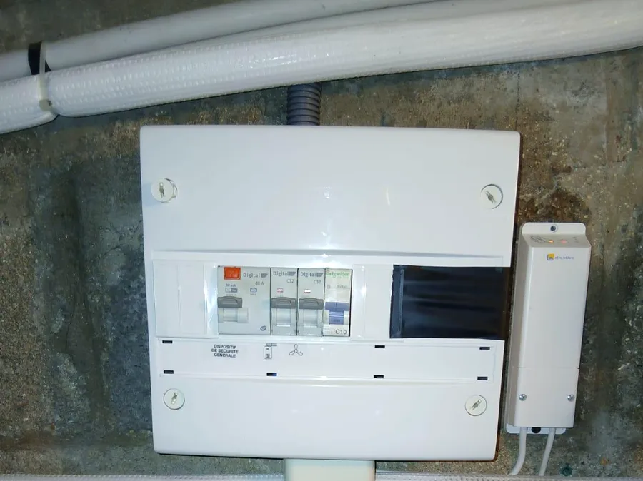 Recherche de panne par un électricien à Grigny