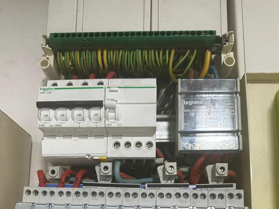 Tableau électrique par un électricien à Grigny